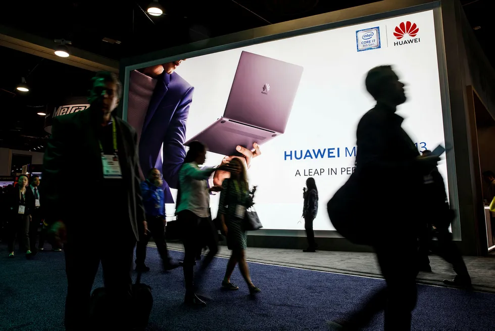 Trump-administrasjonens kampanje er omfattende. I USA har butikker sluttet å selge Huawei-telefoner og modemer. Bildet er fra en stor teknomesse i Las Vegas tidligere i år.