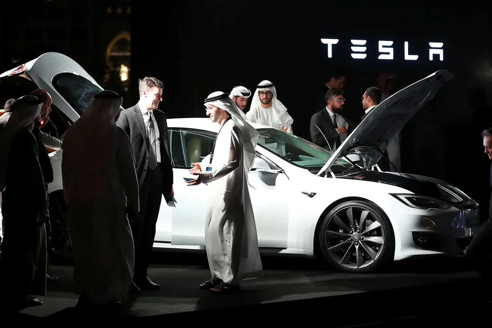Dubai satser på selvstyrende biler, og har nettopp kjøpt 200 Teslaer som skal bli en del av emiratets taxiflåte. Bildet er fra en seremoni i forbindelse med at Tesla åpnet nytt kontor i Dubai denne uken. Foto: Karim Sahib/AFP photo/NTB scanpix