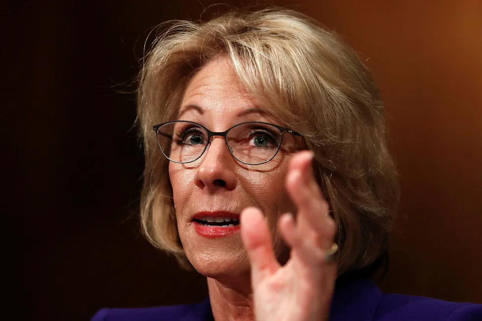 Betsy DeVos er USAs nye utdannelsesminister - med knappest mulig margin. (AP Photo/Carolyn Kaster, File) Foto: Carolyn Kaster/AP Photo