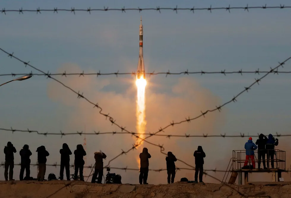 Tre romfarere ble mandag sendt ut i verdensrommet fra Baikonur-kosmodromen i Kasakhstan. Målet er den internasjonale romstasjonen ISS. Om bord var en amerikaner, en russer og en kanadier.