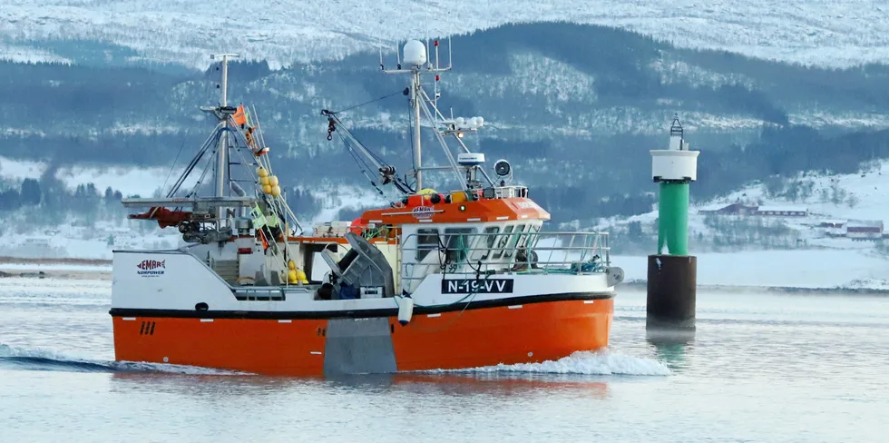 Hjem til jul: «Skretind» på vei sørover Tjeldsundet i lett frostrøyk. Stamsund-båten har avsluttet et vellykket høstfiske i Nord-Troms.