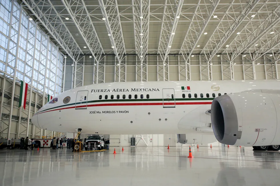 Mexicos presidentfly, et Boeing 787 Dreamliner, står parkert i hangaren ved Benito Juarez-flyplassen i Mexico City. Nå går flyet og 130 av landets øvrige fly og helikoptre under hammeren.