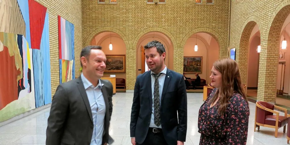 SER TIL SV: Arbeiderpartiet og Cecilie Myrseth er ikke kommet på banen i behandlingen av kvotemelding og lar heller Torgeir Knag Fylkesnes (SV) fronte opposisjonen, med Geir Pollestad (Sp) som bivåner.Foto: Nils Torsvik