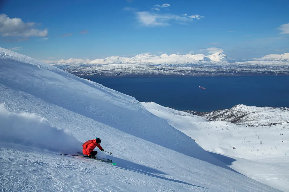 Micke af Ekenstam kjører fort på ski ned fra Mørkhola. Foto: Thomas T. Kleiven