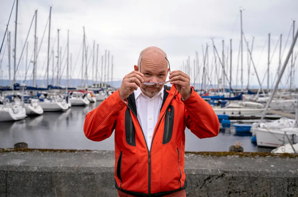 Tom Vegar Kiil, leder i Kystfiskarlaget, gir sin støtte til unge fiskere.