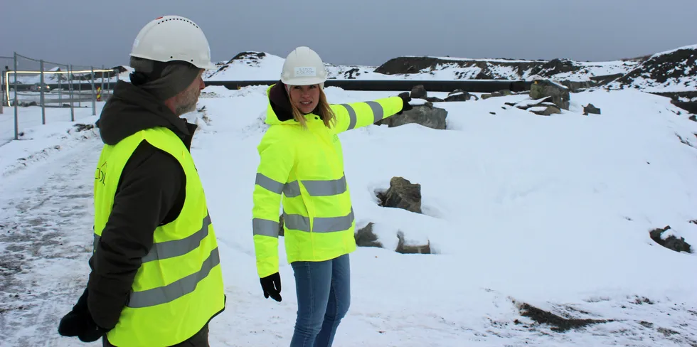 Kommersiell direktør Trond Valderhaug og prosjektdirektør Kamilla Mordal Holo i Salmon Evolution. Selskapet er i ferd med å bygge et av Europas største landbaserte lakseanlegg. Anlegget bygges i Hustadvika kommune utenfor Molde. Bildet er tatt 15. februar 2021.