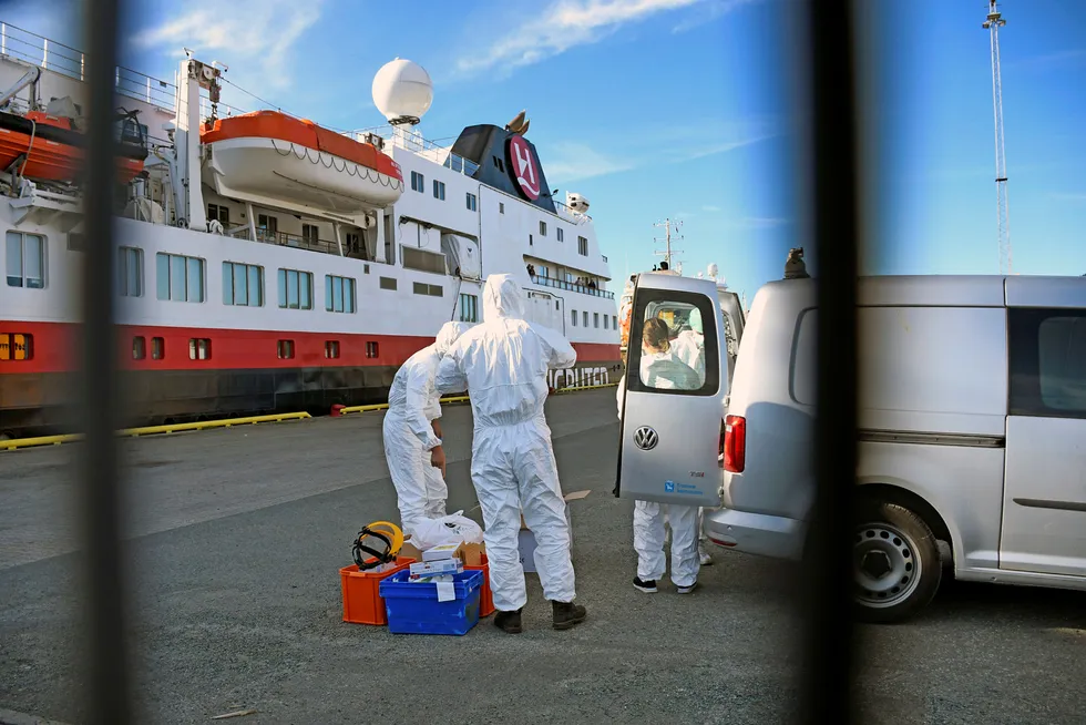 Hurtigruten MS Spitsbergen har lagt til kai i Tromsø og smitte-teamet fra UNN og Tromsø kommune går om bord for å teste alle for Covid-19.
