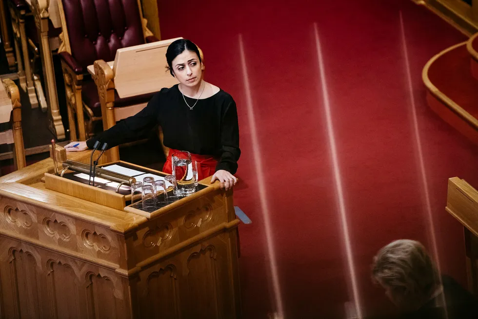 Arbeiderpartiets oppslutning blant kvinner har fått et løft i november, viser Sentios tall. Her konfronterer nestleder Hadia Tajik statsminister Erna Solberg om mulige endringer i abortloven.