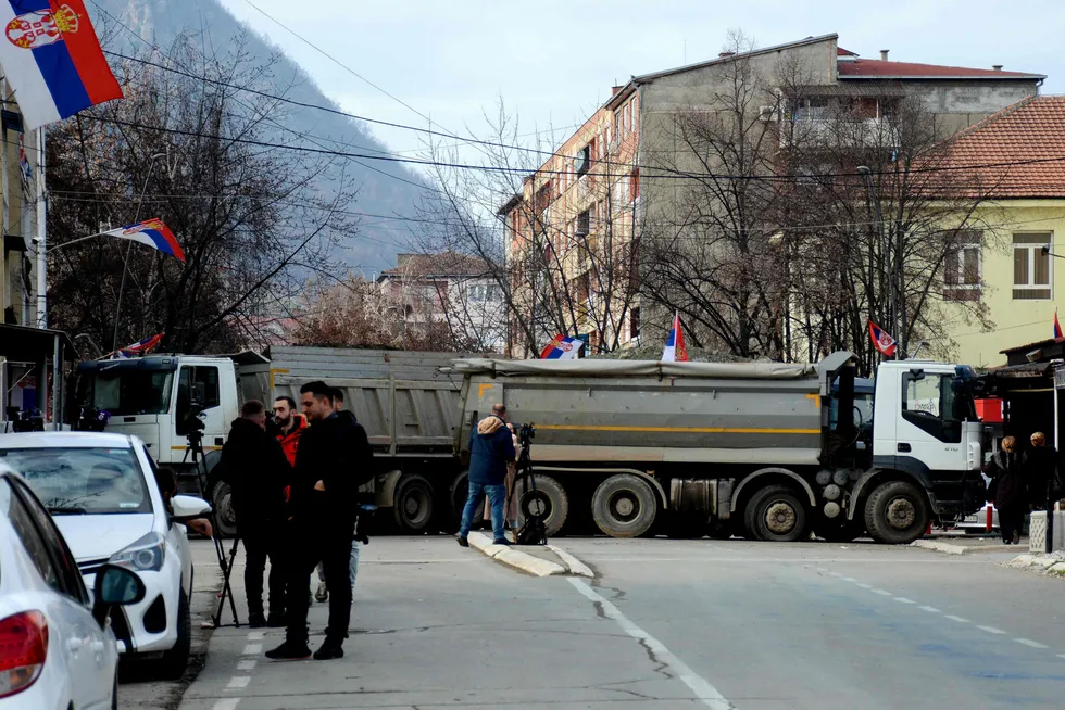 Serbias hær er satt i høyeste beredskap og de lokale serberne i Kosovo har satt opp veisperringer i Mitrovica i protest mot at Kosovos myndigheter vil ha felles bilskilt i landet.