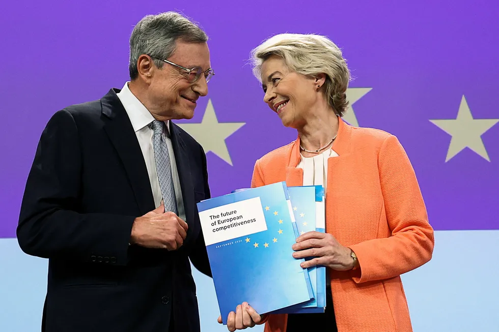 Tidligere sentralbanksjef for Den europeiske sentralbank, Mario Draghi, overleverte rapporten om EUs konkurransekraft til EU-president Ursula von der Leyen 9. september.