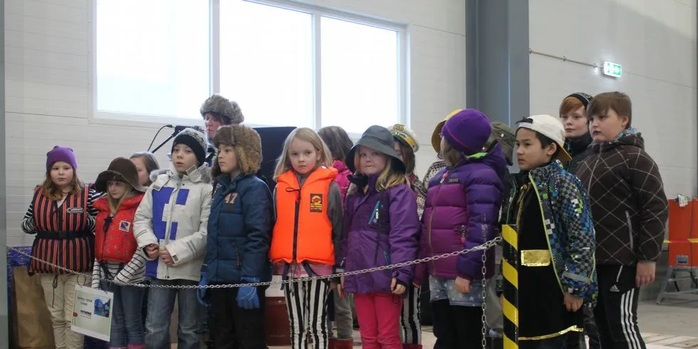 Barn fra kulturskolen i Øksfjord åpnet den nye sevicehallen. Foto: Privat.