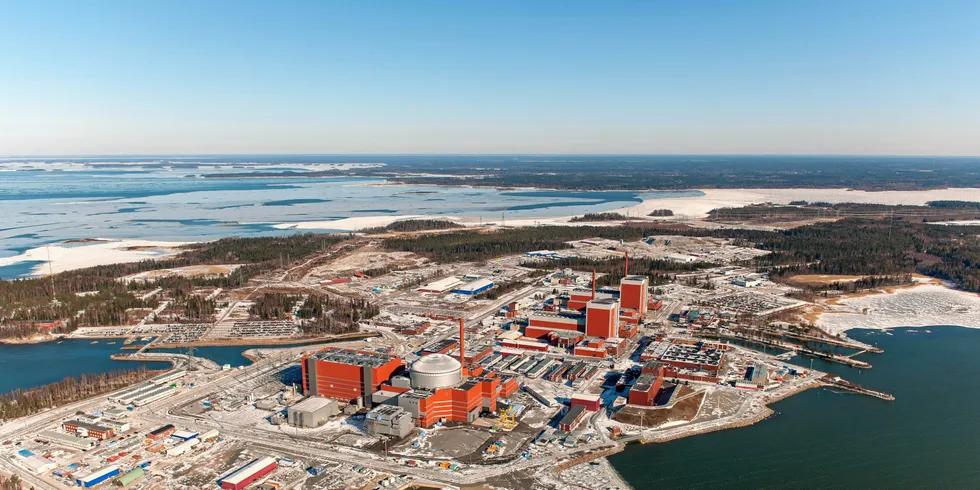 Olkiluoto reaktorene ligger på en øy ved vestkysten av Finland. Den nyeste reaktoren, Olkiluoto 3 (1600 MW), som er det nærmeste av de tre reaktorene på bildet, har startet produksjonen igjen i dag.