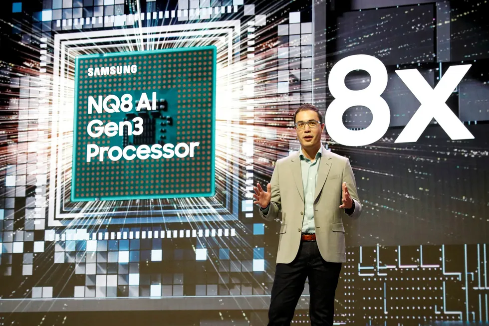 Samsung har opplevd seks kvartaler med en nedgang i omsetning og resultater. Jonathan Gabrio hos Samsung Electronics America presenterte selskapet NQ8 AI-prosessor under forbrukerelektronikkmessen CES 2024 i Las Vegas på mandag.