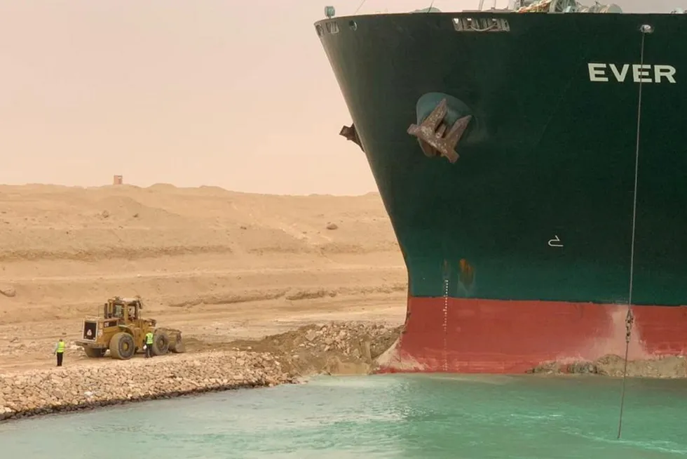Arbeidere jobber med å få løsnet skipet «Ever Given», som sto på tvers i Suezkanalen fra 24. til 29. mars og blokkerte all trafikk.
