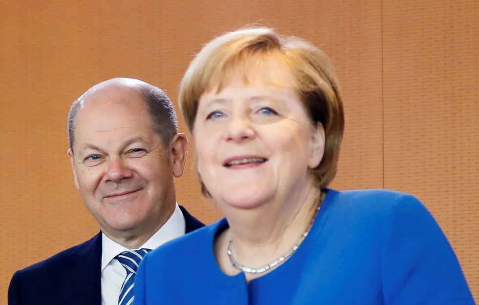 I Tyskland har finansminister Olaf Scholz iverksatt en undersøkelse av hvorvidt det er mulig å forby bankene ved lov, å innføre negative innskuddsrenter for kunder med mindre enn 100 000 euro på bok. Her sammen med Kansler Angela Merkel.