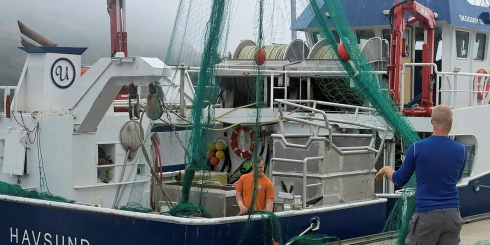 UHELDIG UT: Fisker Alf Erik Ulland på snurrevadbåten «Havsund» er bekymret for hvordan de nye makrellreguleringene vil slå ut for den minste gruppen.