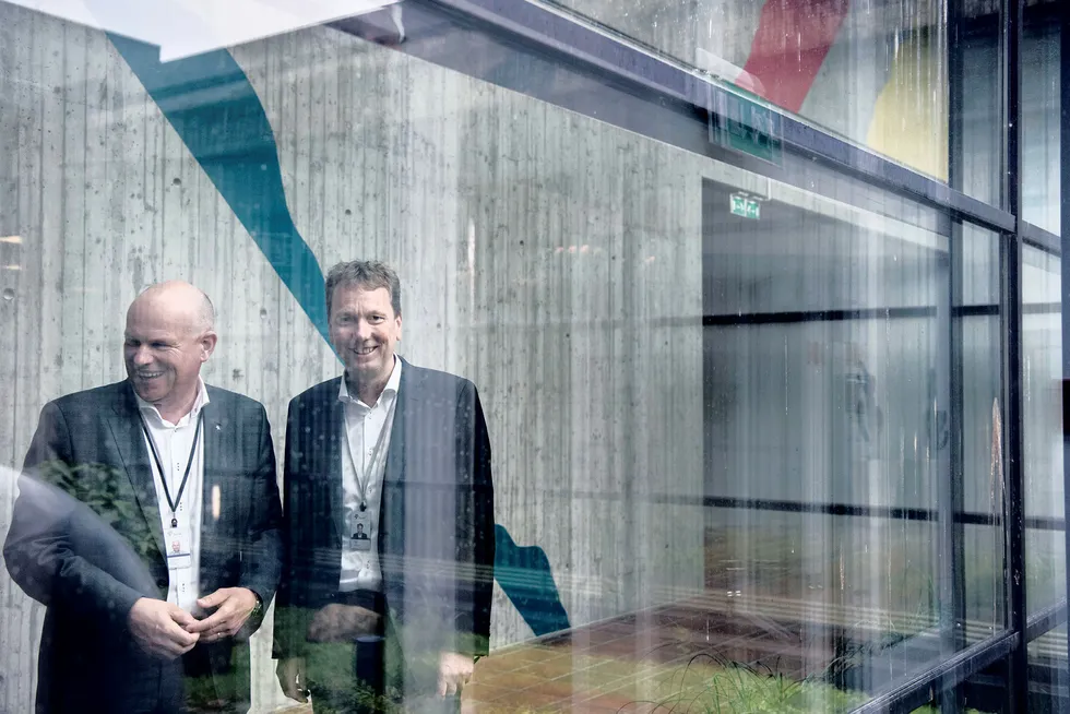 Norgessjef Arne Sigve Nylund (til venstre), og brønnoperasjonsansvarlig Kjetil Hove håper å få partnerne med på programmet til 50 milliarder kroner over 2018 og 2019. Her ved en brønnmodell i hovedkontoret fredag. Foto: Marie von Krogh