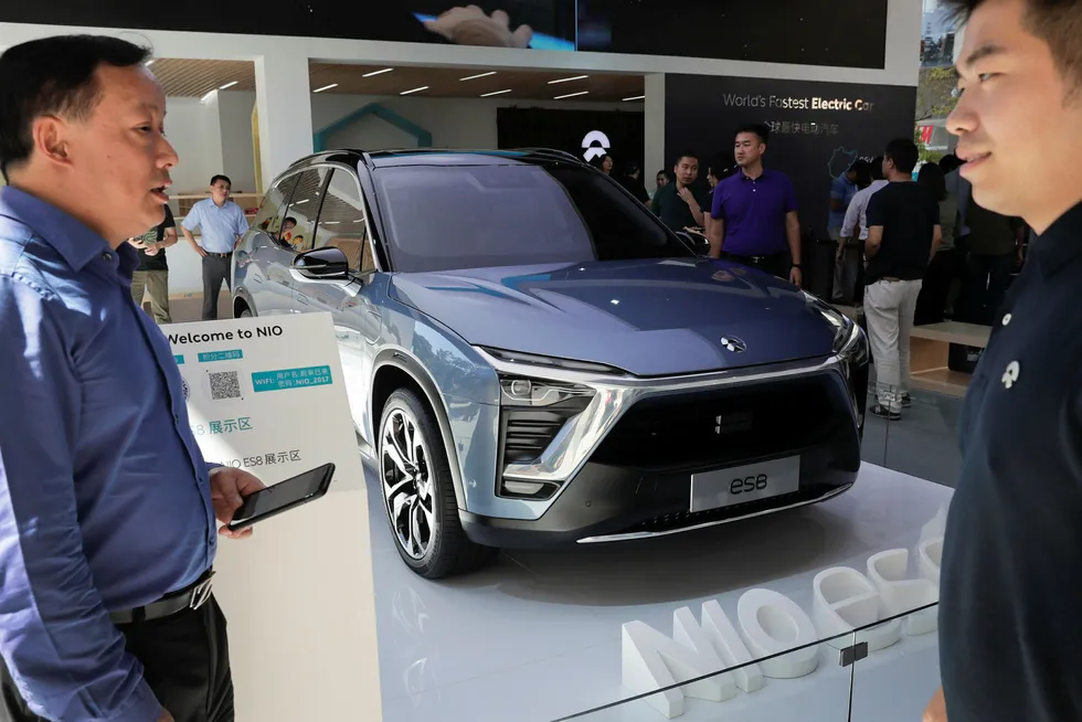 Den kinesiske bilprodusenter NIO viser frem sun nye elbil på et kjøpesenter i Beijing mandag. Snart kan slike biler bli normen i Kina. Foto: Andy Wong / AP / NTB scanpix