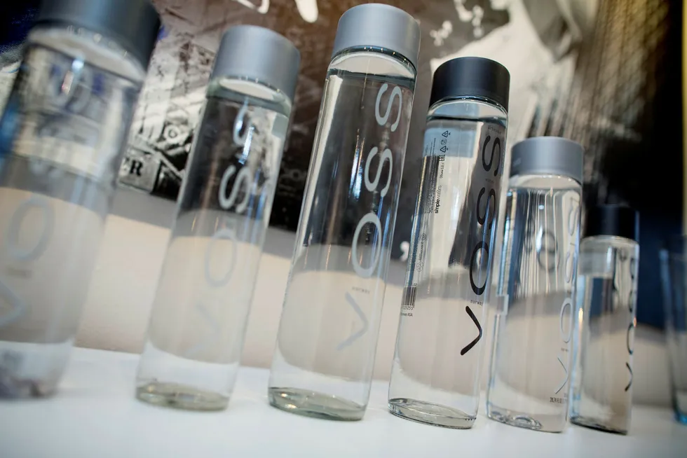 Norsk vann er en eksportvare til USA. De sylinderformede flaskene til Voss får nå bedre distribusjon i USA. Foto: Ida von Hanno Bast