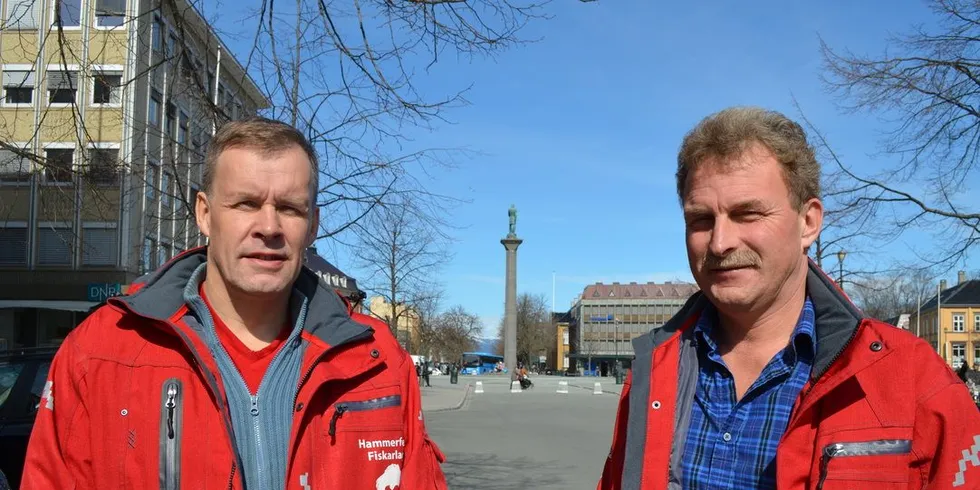 Ari Pietikainen (t.v.) og Jacob West er to av fire fiskere i Supreme Seafood i Hammerfest som skal forske på kongekrabbens vandringer ved Sørøya.