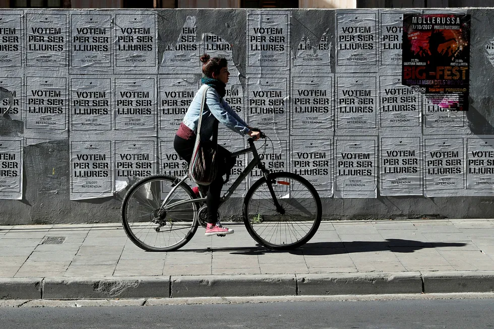 «Stem for å bli fri», står det på plakatene. Men katalanernes frihetstrang møter ingen sympati i de europeiske hovedstedene. Foto: RAFAEL MARCHANTE/Reuters/NTB Scanpix