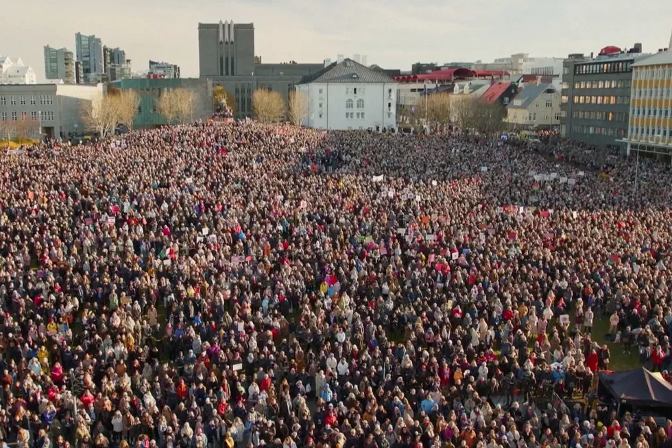 På Island deltar statsministeren heilhjarta i storstreiken for likelønn i Reykjavik 24. oktober i år, skriv Ragnhild Lied.