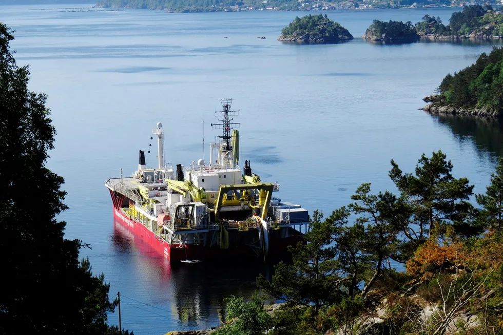 Fremtiden er elektrisk: Her legger et Nexans-skip kraftkabelen Nordlink fra Norge til Tyskland. Det skal det bli mer av, på bekostning av rene olje- og gasskabler.