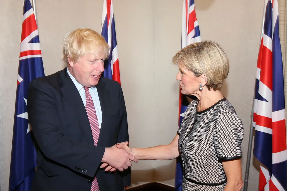 Storebritannias utenriksminister Boris Johnson (til venstre) er på offisielt besøk i Australia og hilser her på kollega Julie Bishop før deres møte i Sydney. Foto: Rick Rycroft/AFP photo/NTB scanpix