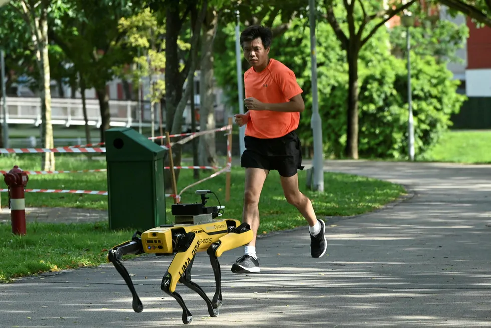 Singapore har slått av hovedbryteren og stengt ned mye av økonomien og samfunnet. Det er utplassert roboter i parker som gir beskjed til folk om å holde avstand for å hindre spredning av koronaviruset covid-19. Det er bekreftet smitte hos over 31.000 mennesker i Singapore – en tidobling på seks uker.