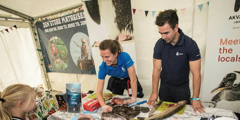 BARN OG UNGE: Barn får teste ut og kjenne på de ulike fiskeartene. Her fra Bergen Matfestival i fjor.