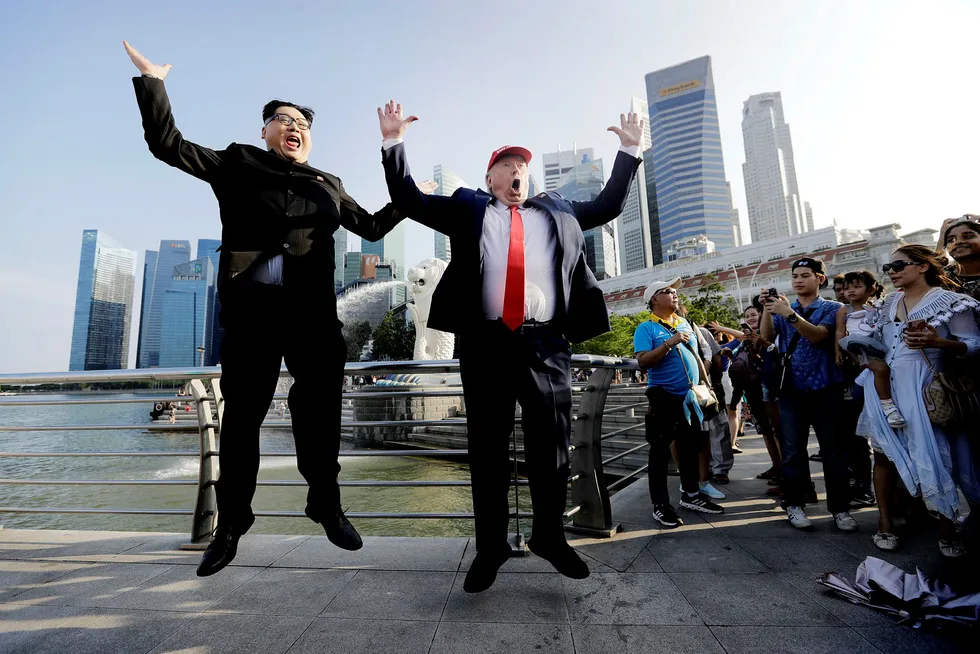 Det er organisert kaos i Singapore før årets viktigste toppmøte finner sted mellom USAs president Donald Trump og den nordkoreanske diktatoren Kim Jong-un tirsdag morgen. De to ledernes dobbeltgjengere, Howard X til venstre og Dennis Alan til høyre, har lagt Singapore under seg før toppmøtet starter. Foto: Wong Maye-E/AP/NTB Scanpix
