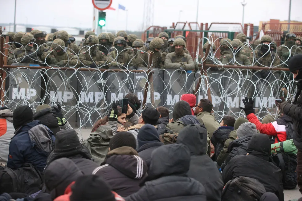 Migranter på grensen mellom Hviterussland og Polen stoppes av polsk militærpoliti.