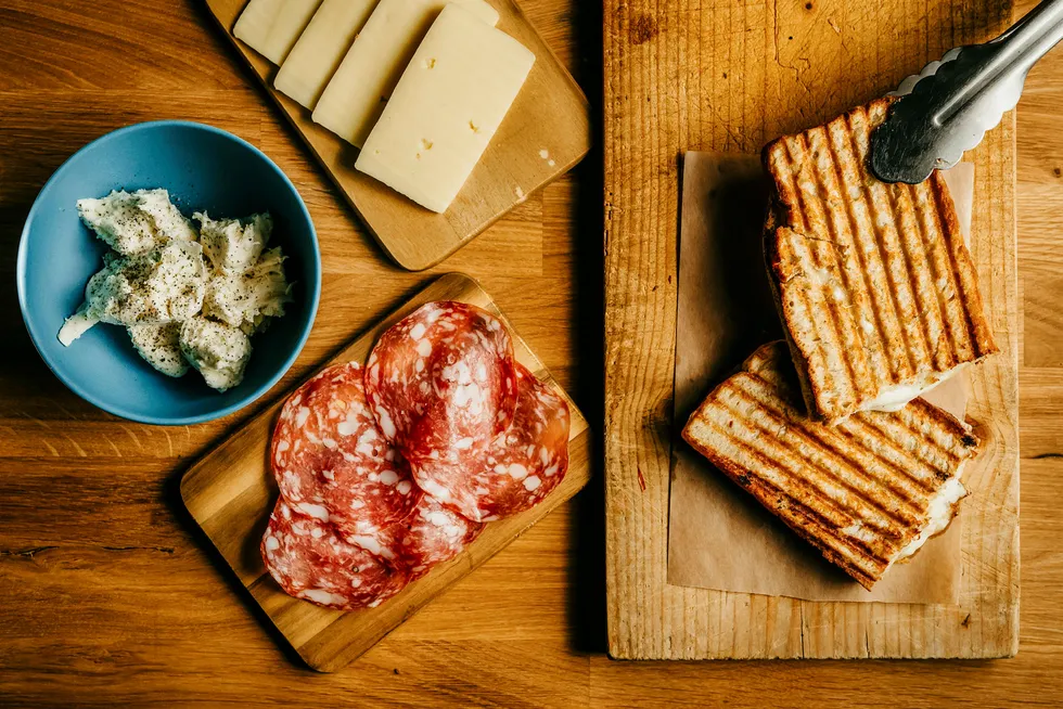 Enkle ingredienser. Kokk Kim Asserson, med bakgrunn fra Michelin-restauranter, deler sine oppskrifter på ostesmørbrød.