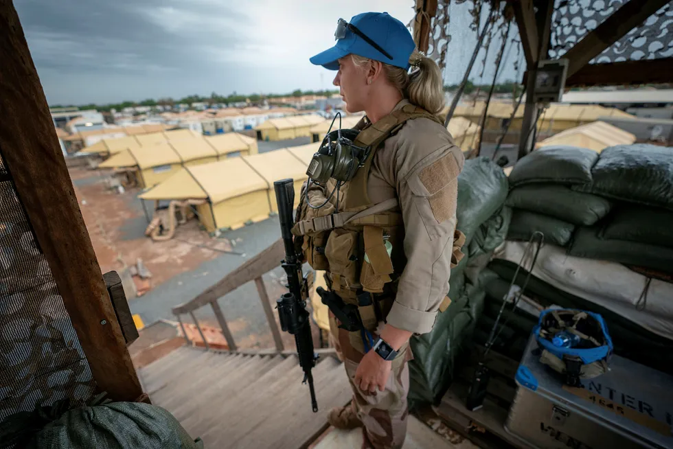 En norsk FN soldat på post i et vakttårn i Camp Bifrost i Bamako. Hun er del av den norske kontingenten som deltar i FNs fredsbevarende operasjon i Mali.