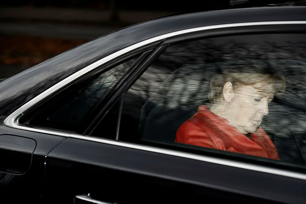 Mandag møtte forbundskansler Angela Merkel president Frank-Walter Steinmeier etter at regjeringsforhandlingene dagen før brøt sammen. Beskjeden fra presidenten var å gjøre et nytt forsøk på å stable på bena en flertallskoalisjon. Foto: Odd Andersen/AFP/NTB Scanpix