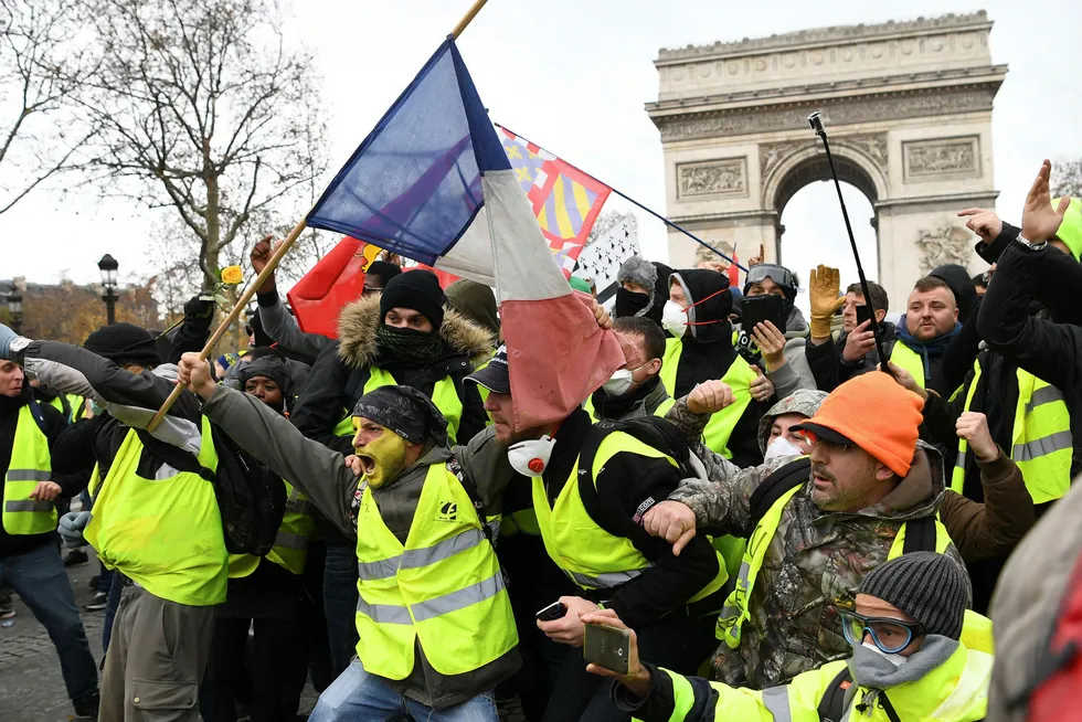 «De gule vestene» er langt fra fornøyd med de nye løftene fra president Emmanuel Macron.