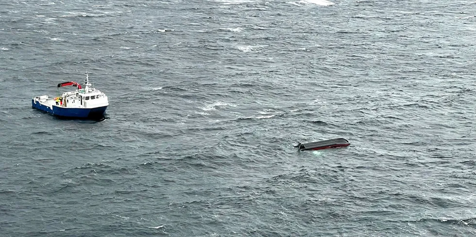 Dette bildet er tatt under redningsaksjonen i Hjeltefjorden forrige onsdag, og viser havaristen samt ett av fartøyene som bisto i redningsaksjonen