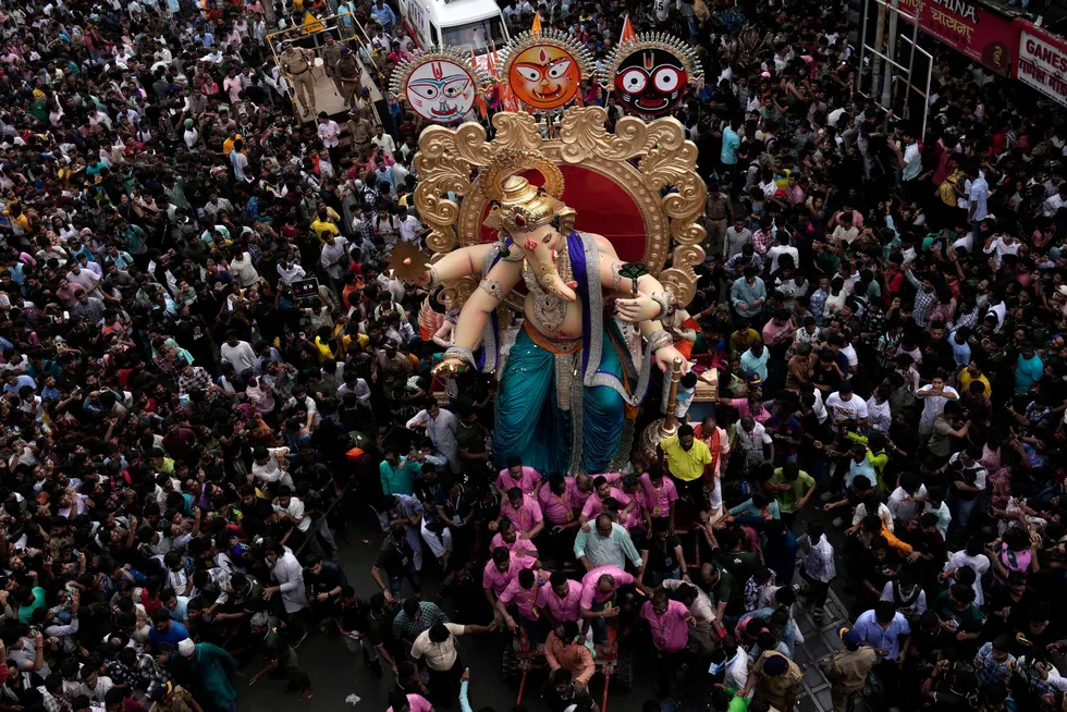 Indere i Mumbai skal feirer Hindu-guden Ganesh i forkant av Ganesh Chaturthi-festivalen i Mumbai. India kan også feire den høyeste økonomiske veksten av verdens største økonomier,