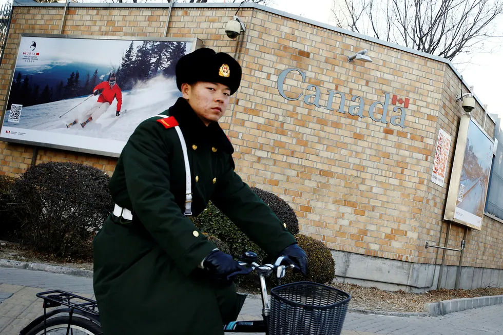 Kanadiske statsborgere i Kina har havnet midt i konflikten mellom USA og Kina etter at finansdirektøren i teknologiselskapet Huawei ble arrestert på anmodning fra USA. Her utenfor Canadas ambassade i Beijing. Foto: Thomas Peter/Reuters/NTB Scanpix