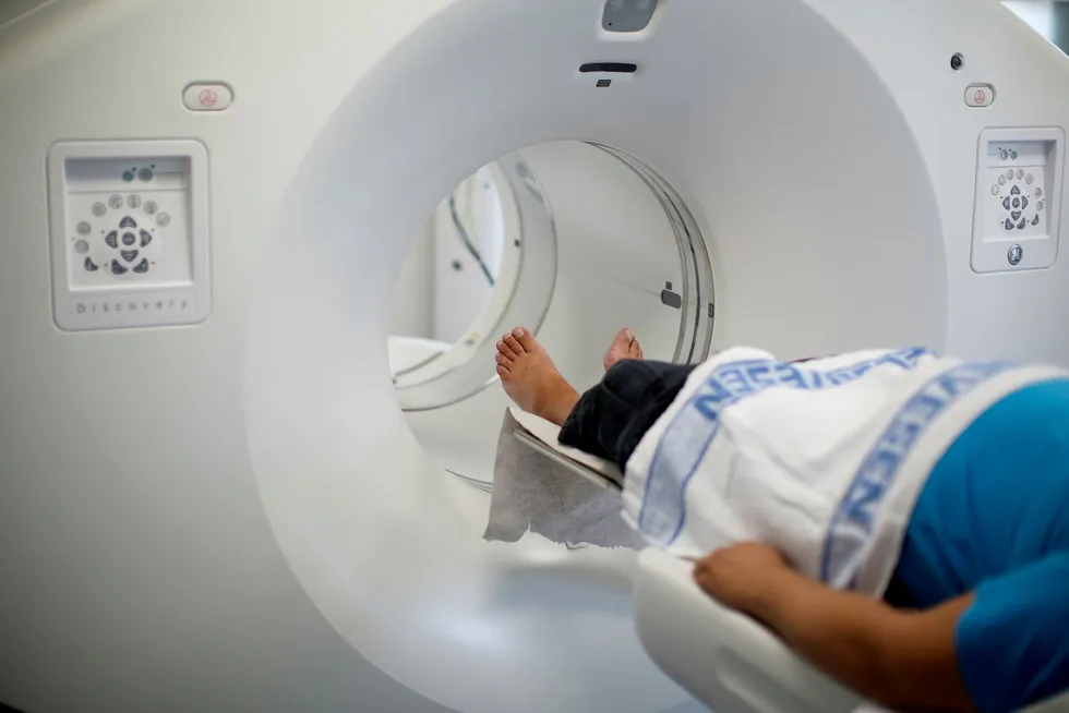 Pasient på vei inn i en PET CT-skanneren på et av Aleris' sykehus.