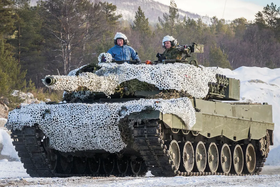 Forsvarsminister Frank Bakke-Jensen (H) fikk sitte på i en Leopard 2 stridsvogn da han besøkte Brigade Nord og Panserbataljonen i forbindelse med militærøvelsen Trident Juncture høsten 2018. Det er mer å hente på effektiv ressursbruk, mener artikkelforfatteren.