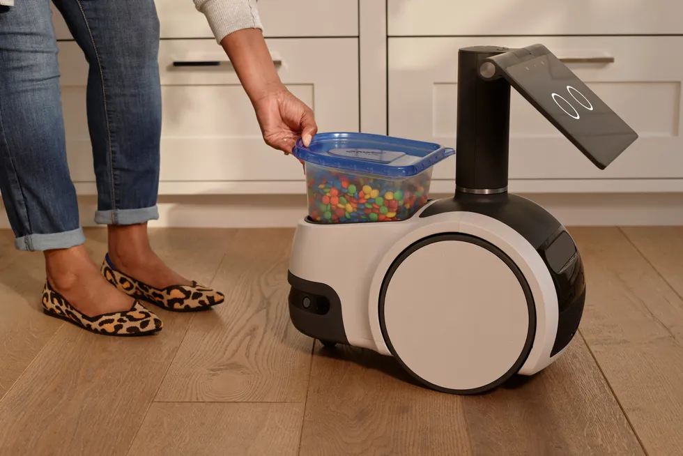 Amazons Astro-robot på tre hjul og kan bevege seg rundt i huset, ta med seg ting fra rom til romm, spille musikk - og passe på huset når du er borte.