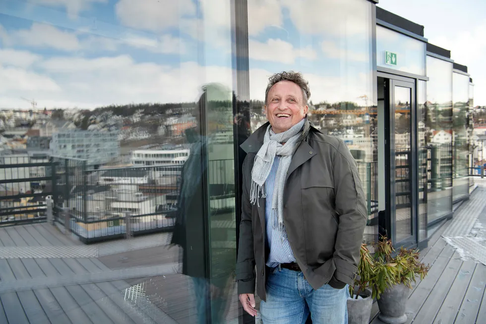 Investor Roar Dons på takterrassen på Tromsø prisbelønte hotell The Edge, som hans eiendomsselskap Pellerin as eier halvparten av.