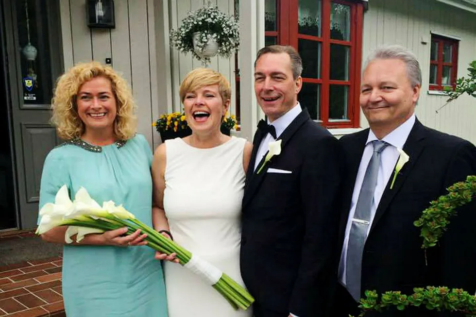 Personlige bindinger har påvirket både Helse Nord-styreleder Marianne Telle (til venstre) og forsvarsminister Frank Bakke-Jensens (nummer tre fra venstre) muligheter til å delta i spørsmål om luftambulanse-kaoset i nord. Her er de i Bakke-Jensens bryllup sommeren 2015, da han giftet seg med Hilde Sjurelv. Sjurelv jobber for selskapet som har fått milliardkontrakt for luftambulanse-virksomhet. Telle var forlover for Sjurelv. Bakke-Jensens forlover Geir Arne Eriksen til høyre. Foto: Privat