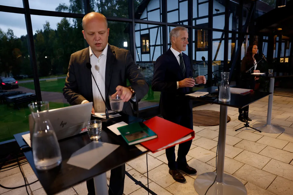 Finansminister Trygve Slagsvold Vedum (Sp) og statsminister Jonas Gahr Støre (Ap) har foreslått et høyprisbidrag på 23 prosent av strømpris over 70 øre per kilowattime, for vannkraft og vindkraft.