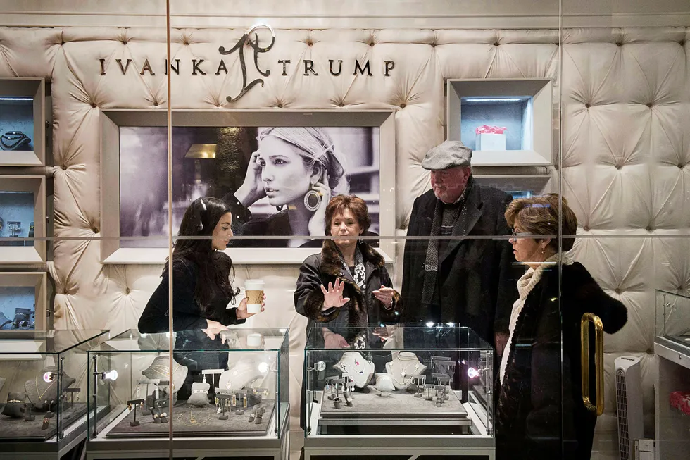 (FILES) This file photo taken on December 11, 2016 shows a woman looking over rings for sale at the Ivanka Trump store in Trump Tower in New York. In his January inauguration speech, US President Donald Trump made a seemingly straightforward pledge: "We will follow two simple rules: buy American and hire American." His daughter is the exception: even as he spoke, at least eight shipments of Ivanka Trump-branded shoes, bags and clothes -- more than 53.5 tonnes -- were steaming towards American ports from China, according to US Customs bills of lading examined by AFP. / AFP PHOTO / BRYAN R. SMITH / TO GO WITH China-US-politics-economy-trade-Trump, FOCUS by Ben DOOLEY --- Foto: BRYAN R. SMITH/AFP/NTB scanpix