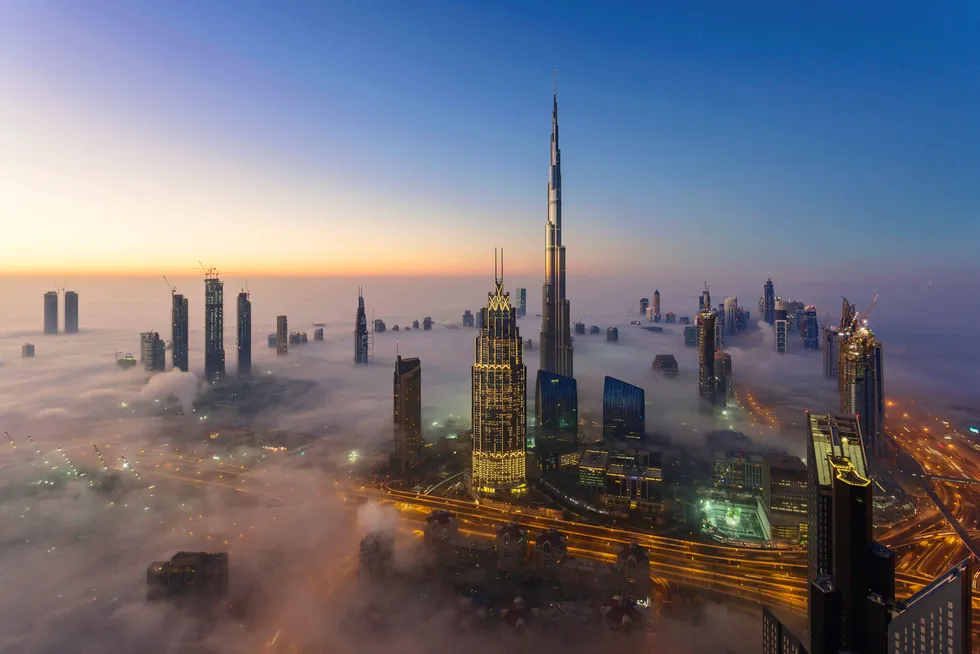 Her letter tåken over Dubai en desembermorgen i 2016. Men investorene sliter fortsatt med en tåkelagt økonomi.