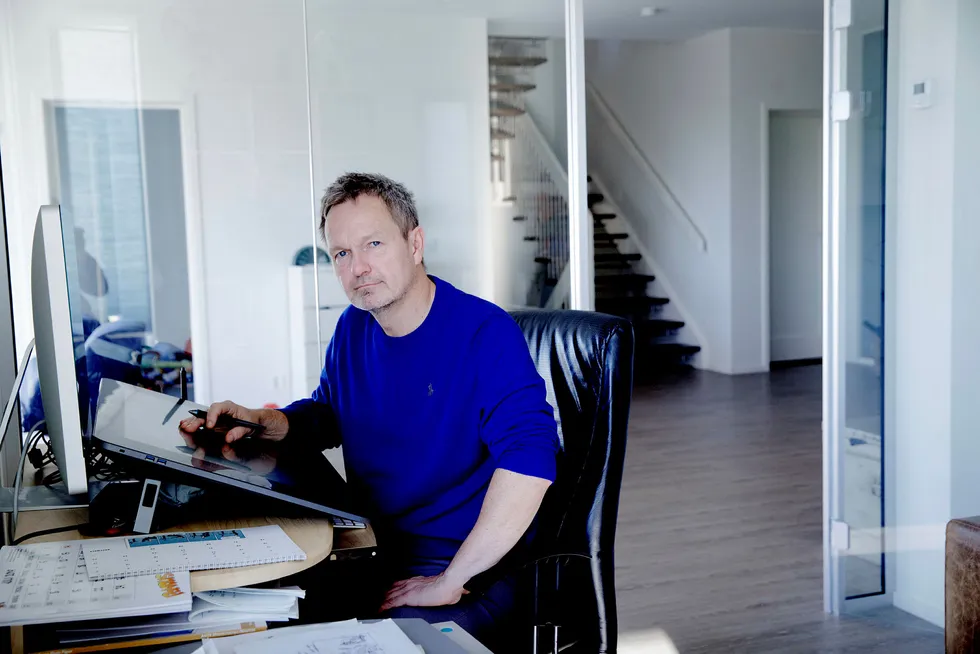 Frode Øverli, tegneserieskaper, her fotografert på hjemmekontoret på Askøy.