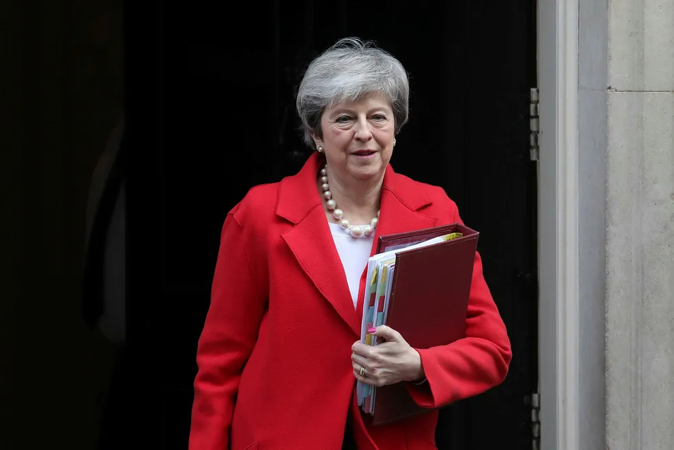 Theresa May annonserte beslutningen om brexit-avstemningene tirsdag. Her er hun på vei ut av statsministerboligen i Downing Street.