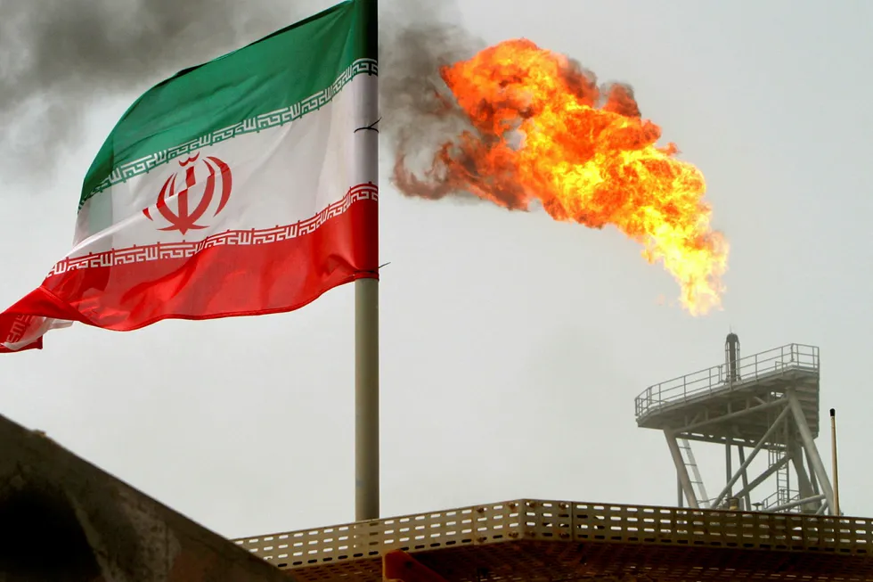 Flammer skyter opp fra en oljeproduksjonsplattform i Soroush-oljefeltet i Iran. Foto: RAHEB HOMAVANDI/Reuters/NTB Scanpix
